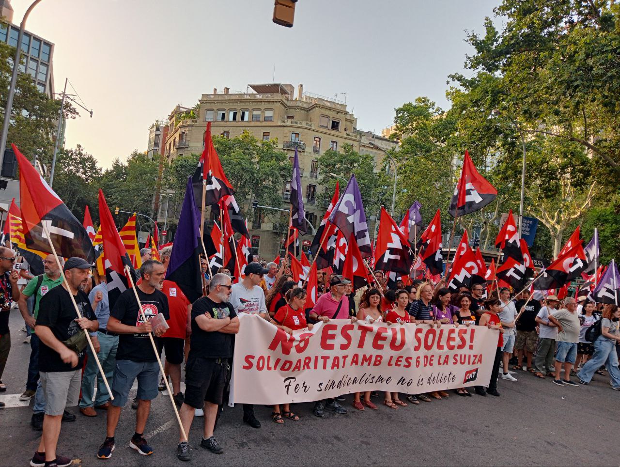 La CNT pren els carrers de Barcelona en solidaritat amb “Les 6 de La Suiza”